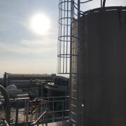 sigurnosne-ljestve-s-kosarom-platforme-i-ograde01