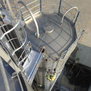 sigurnosne-ljestve-s-kosarom-platforme-i-ograde03