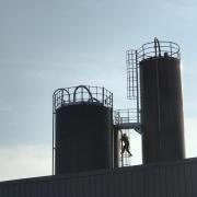 sigurnosne-ljestve-s-kosarom-platforme-i-ograde04