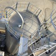 sigurnosne-ljestve-s-kosarom-platforme-i-ograde05