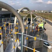 sigurnosne-ljestve-s-kosarom-platforme-i-ograde06