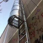 sigurnosne-ljestve-s-kosarom-platforme-i-ograde09